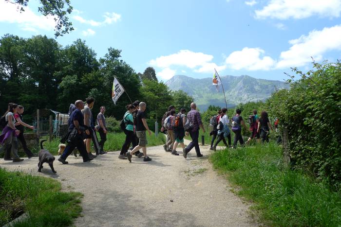 AHTaren kontrako manifestazioagaz bat egin dute Atxondoko hainbat elkartek