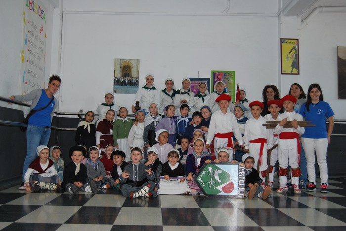 Txoritxu Alai: Mende erdi eman dute Durangoko umeak dantzan jartzen - 4