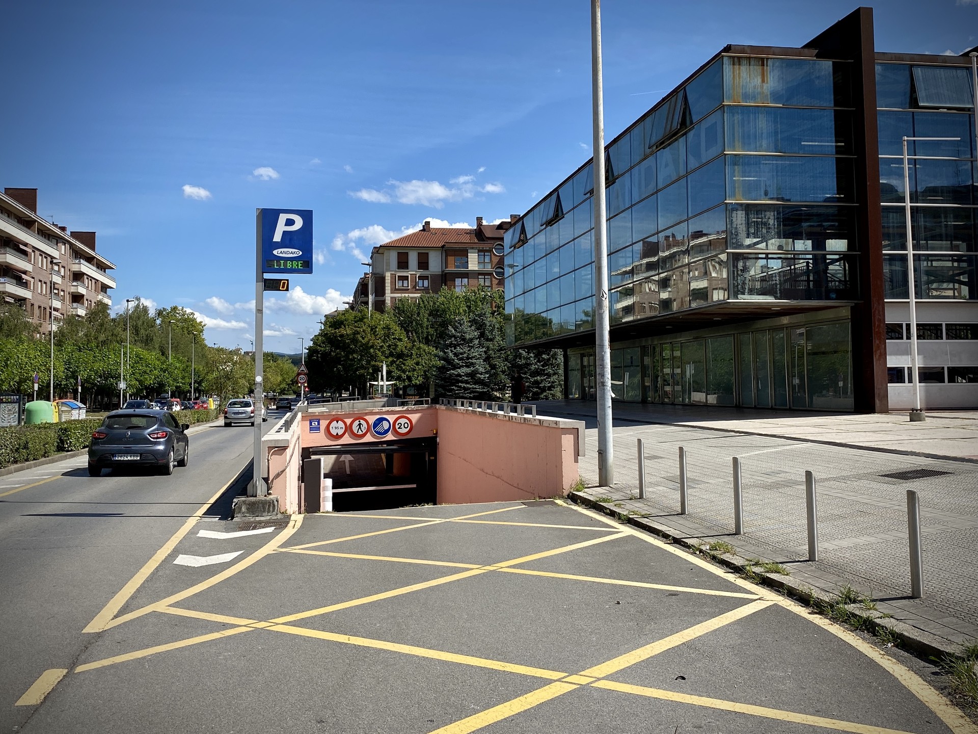 Urritik aurrera Landako Guneko aparkalekua 24 orduz erabilgarri egotea gura du udalak