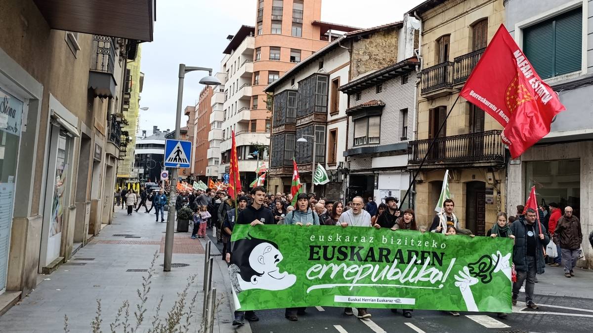 [ARGAZKI GALERIA] EHEk "hizkuntza-politika ausartak egitera eta benetako eztabaidak zabaltzera" deitu du