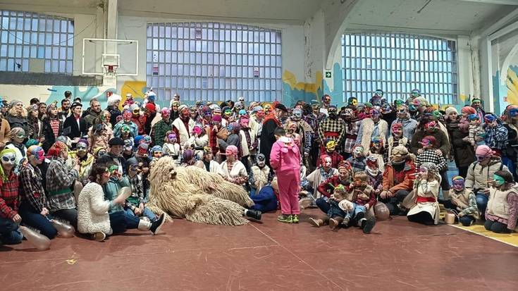 [ARGAZKI GALERIA]: Surrandiek Durangoko inauterietako figura historiko bat berreskuratu dute aurten: Buruzagia