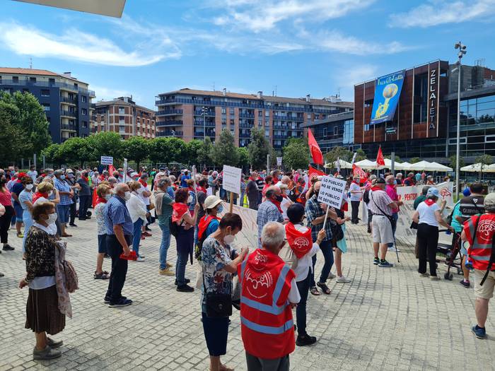 Zornotzan manifestazio jendetsua egin zuten atzo pentsio duinen alde