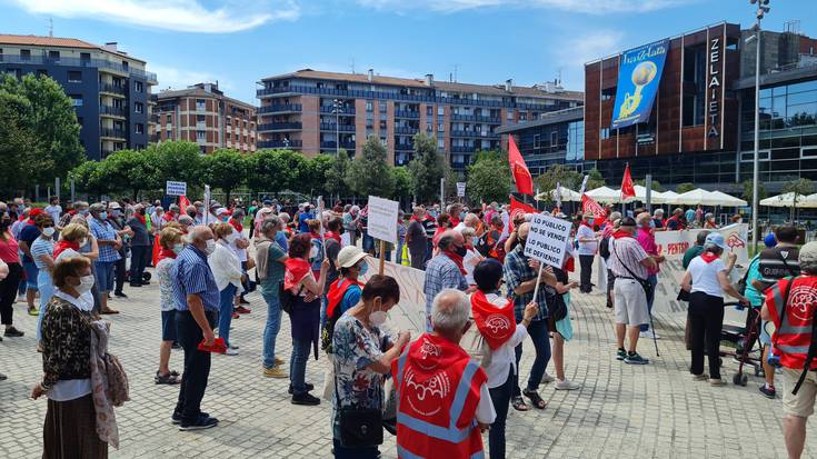Zornotzan manifestazio jendetsua egin zuten atzo pentsio duinen alde