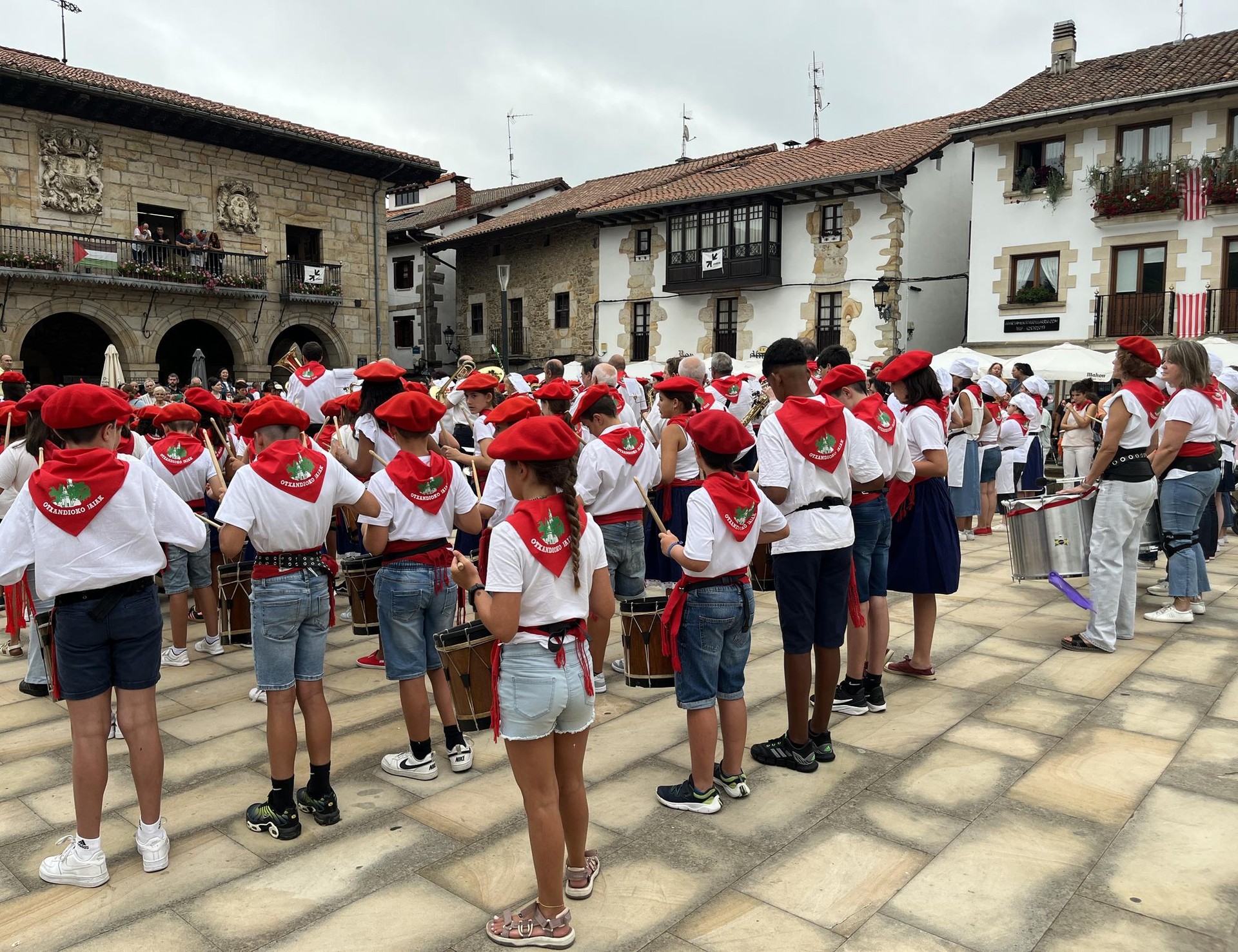 [EGITARAUA]  Gozategi, Altxa Porru eta Korrontzi Otxandioko santamañetan