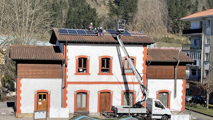 Atxondoko Herri Eskolan eta liburutegian eguzki plakak jartzen hasi dira