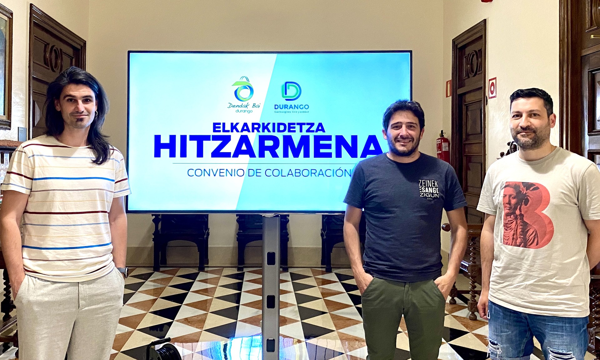 Durangoko Udalak eta Dendak Bai-k herriko komertzioen aldeko apustua berretsi dute hitzarmen baten bitartez