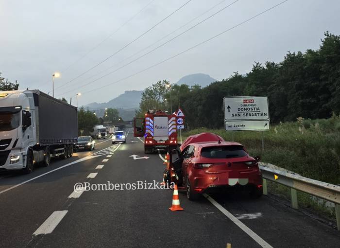 N-634 errepidea itxita egon da ordubetez, Zornotza parean, auto istripu baten ondorioz