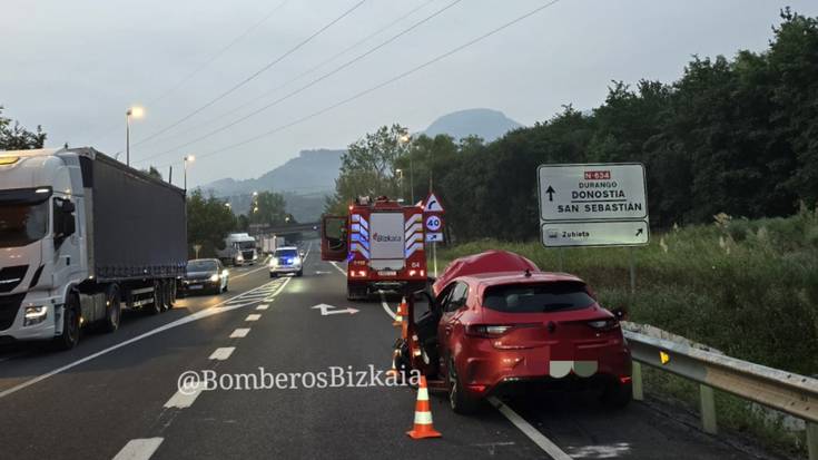 N-634 errepidea itxita egon da ordubetez, Zornotza parean, auto istripu baten ondorioz