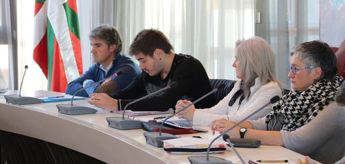 Zornotzako EH Bilduk elkartasuna erakutsi die preso bat bisitatzetik bueltan istripua izan zutenei