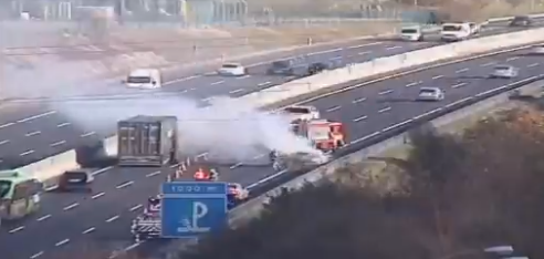 Auto pilaketak daude A-8 autopistan, Donostiarako noranzkoan, auto batek su hartu ostean