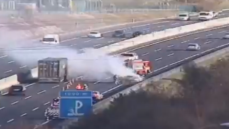 Auto pilaketak daude A-8 autopistan, Donostiarako noranzkoan, auto batek su hartu ostean