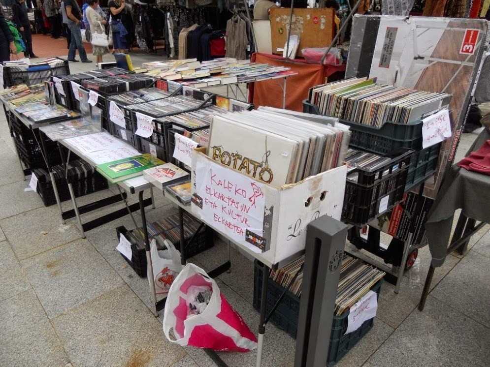 Berreskuratutako liburu eta diskoen azoka solidario txikia antolatuko dute, bihar