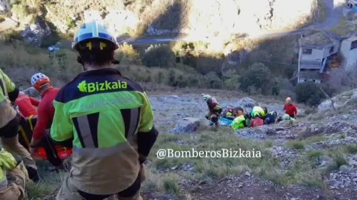 [BIDEOA]: Eskalatzaile bat erreskatatu dute Atxarten