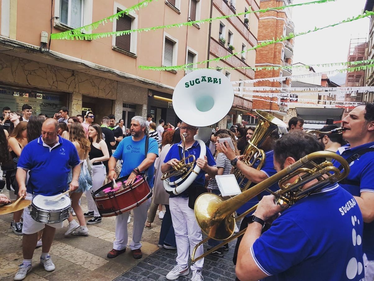 [EGITARAUA]: Paella eta gilda txapelketak eta musika Goienkaleko jaietan