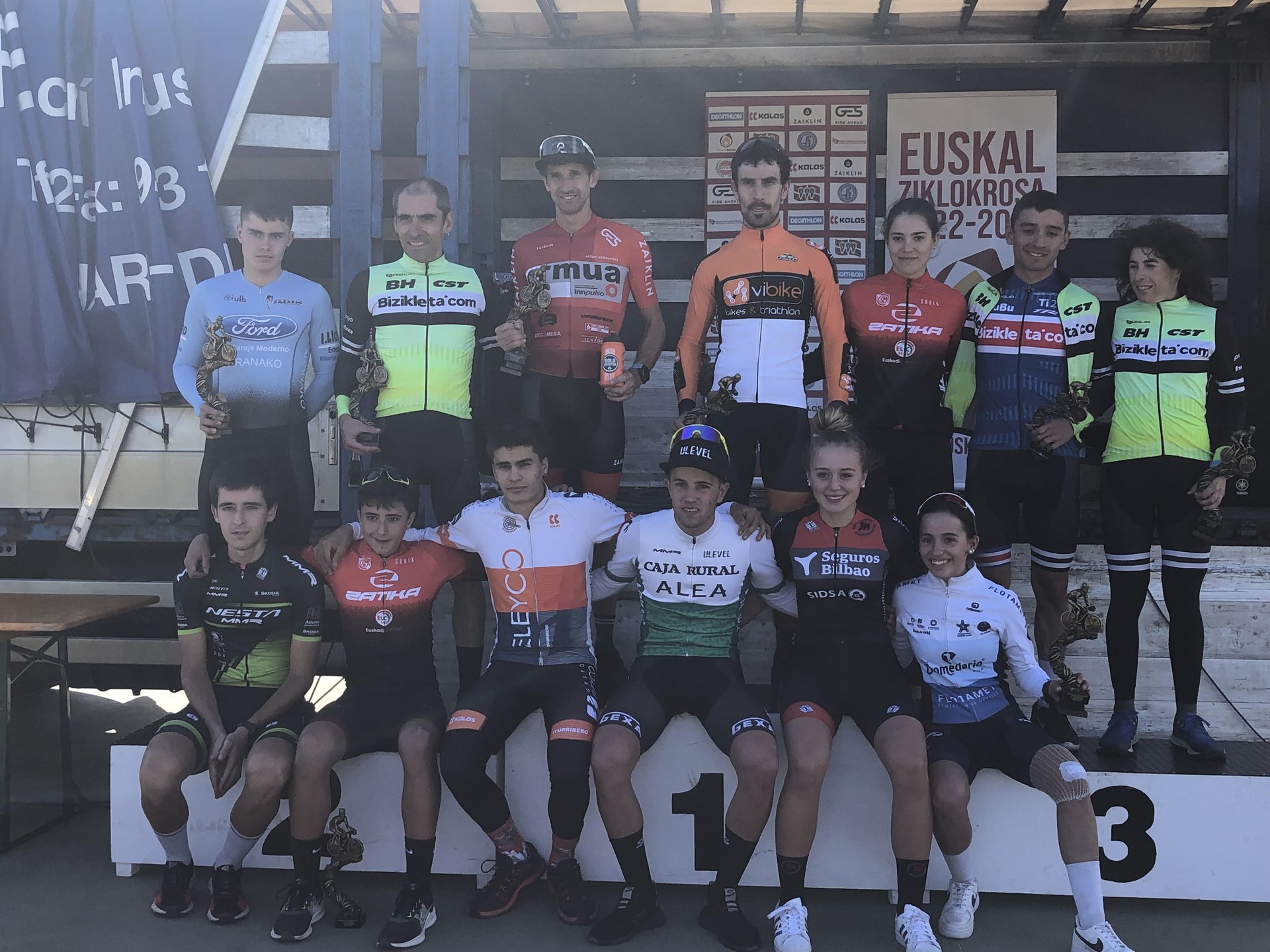 Olatz Odriozola eta Manuel Sanchez irabazle Berrizen, haize-bolada gogorrek markatutako ziklo-krosean
