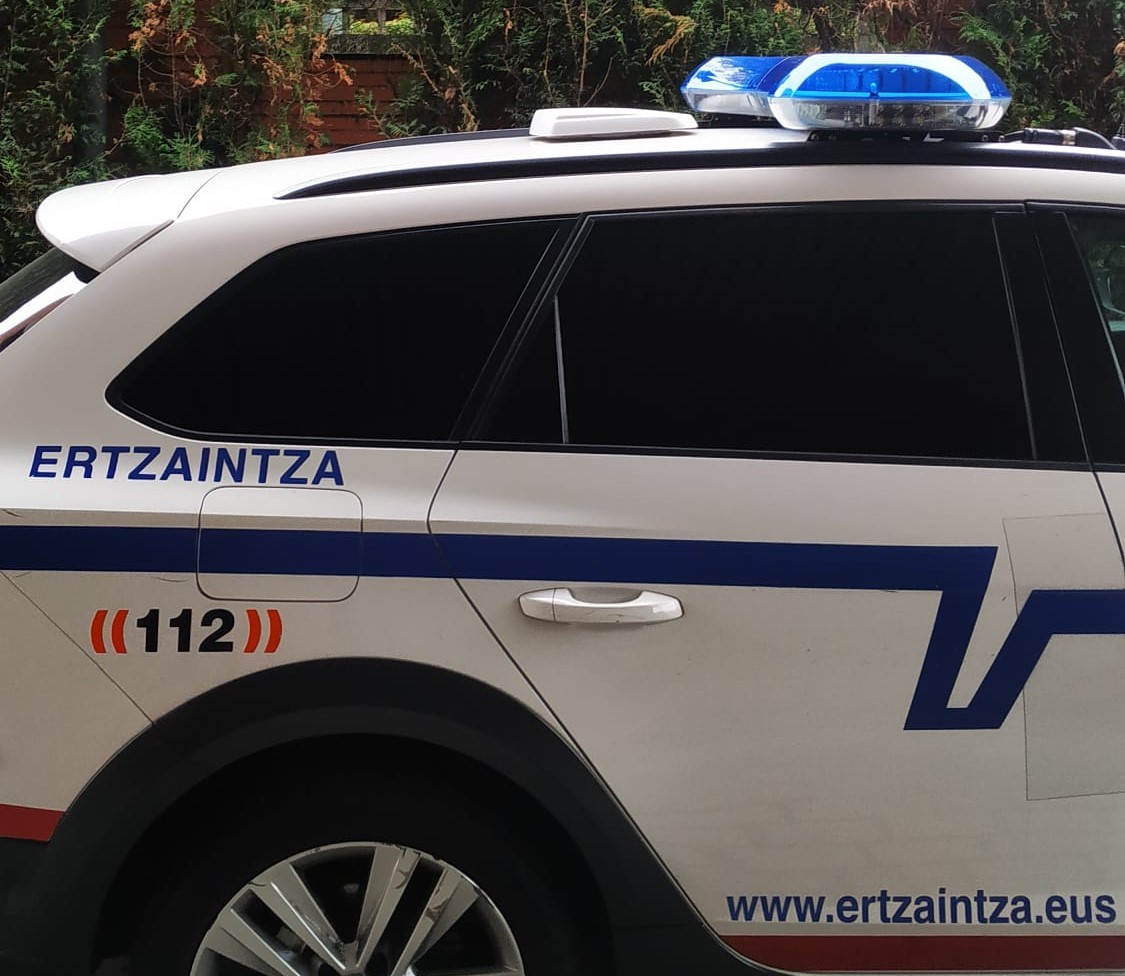 Autoa errepidetik irten ondoren, ertzain bi zauritu ziren Iurretan izandako "polizia-jarduketa" batean