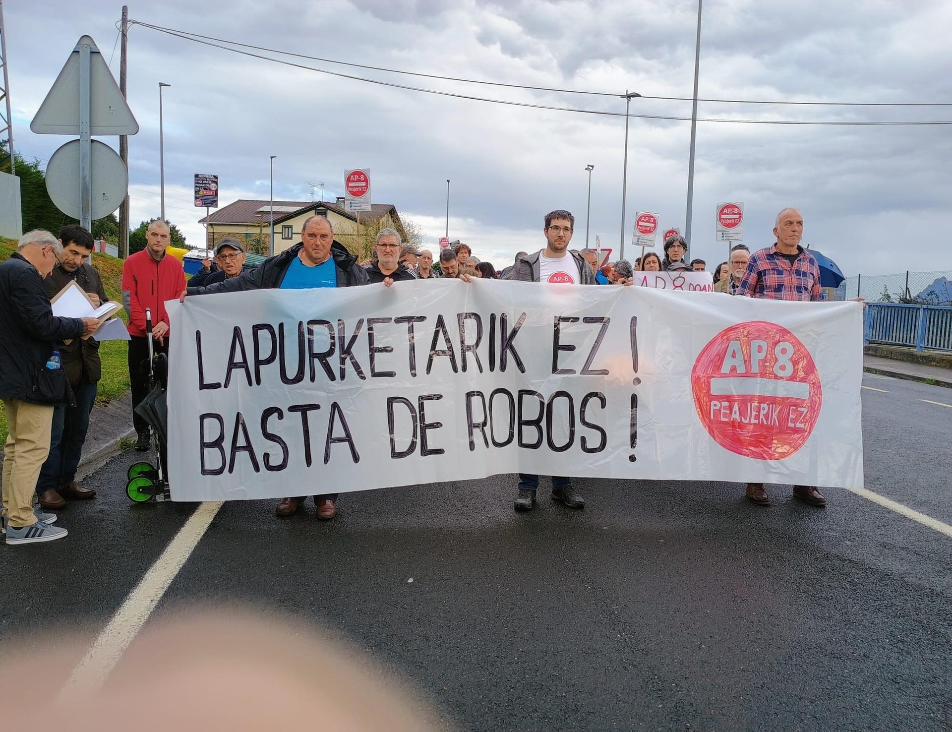 Autopistako ordainsaria kentzea eskatu dute, "lapurreta" dela iritzita