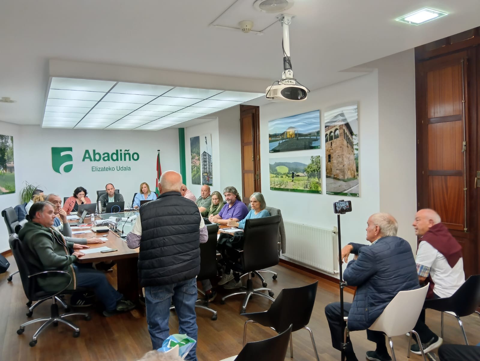 Abadiñoko EAJ Zeuseko garajeetako jabeekin landutako konpromiso dokumentuaren kontra agertu da
