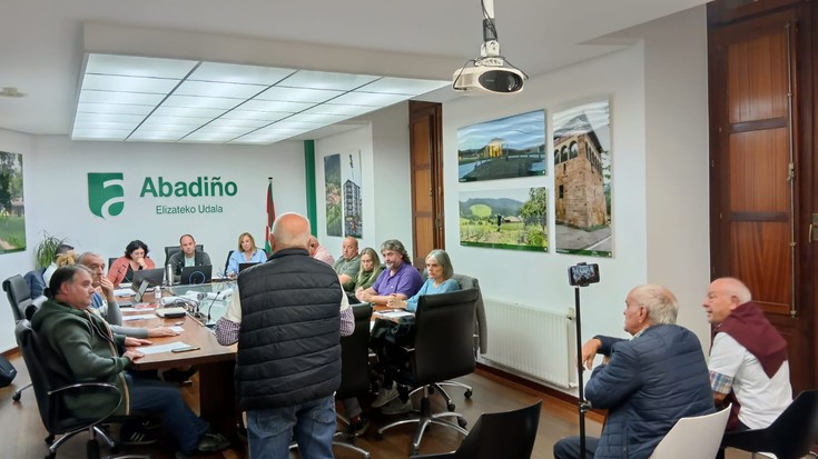 Abadiñoko EAJ Zeuseko garajeetako jabeekin landutako konpromiso dokumentuaren kontra agertu da