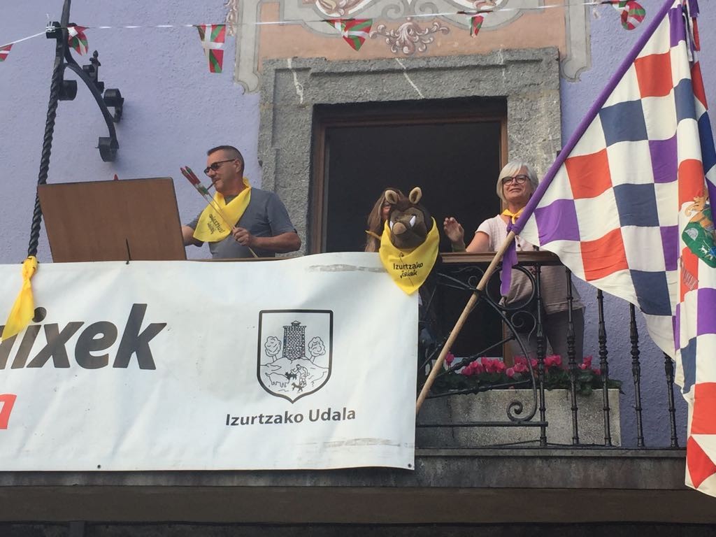 Trokotxa basurdea, Izurtzako jaietako maskota berria