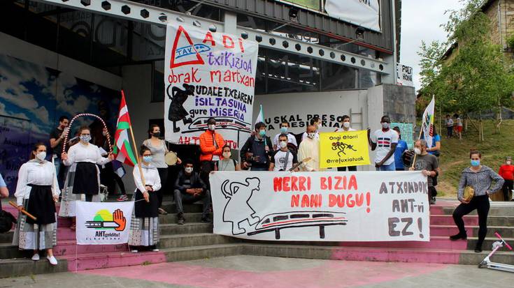 [ARGAZKI GALERIA]: AHTaren aurka Atxondon egindako manifestazioa iruditan