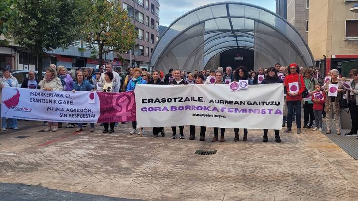 Jaietan egondako eraso matxistak salatzeko elkarretaratzea egin dute Iurretan