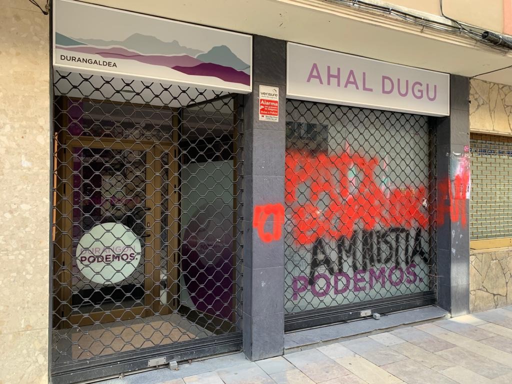 Pintaketak egin dituzte Durangoko Herriaren Eskubidearen eta Abadiñoko EAJren egoitzen kontra