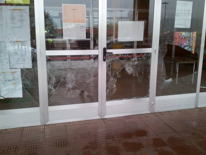 Eskolara sartu dira jaietan, baina ez dute ezer eroan