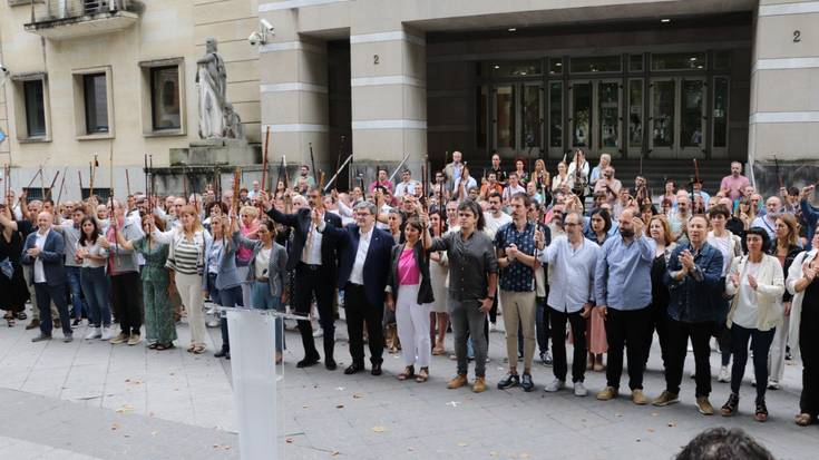 Durangaldeko ordezkari politikoek "euskararen kontrako erasoa" salatu dute Bilbon