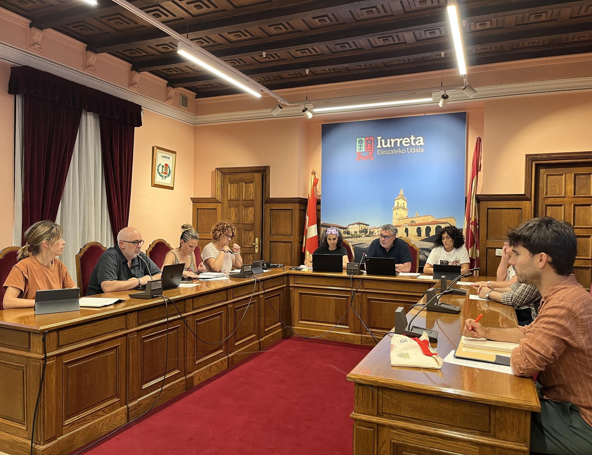 Eztabaida Iurretako Udalak egindako kontratazio baten harira