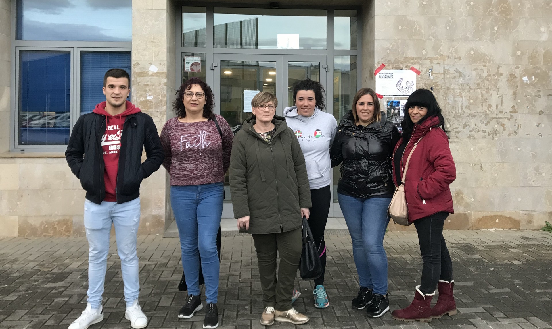 "Sabaiagaz zerikusirik izan ez arren, sorosleak eta garbitzaileak kalera goaz"