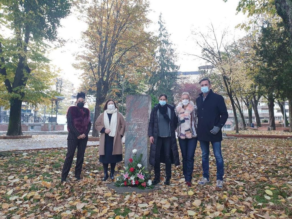 Durangoko EAJk lore eskaintza egin du Ezkurdiko monolitoan Memoriaren Egunean