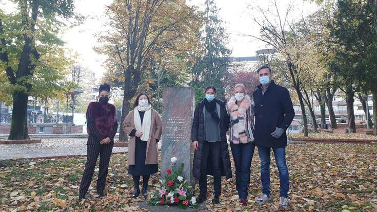 Durangoko EAJk lore eskaintza egin du Ezkurdiko monolitoan Memoriaren Egunean