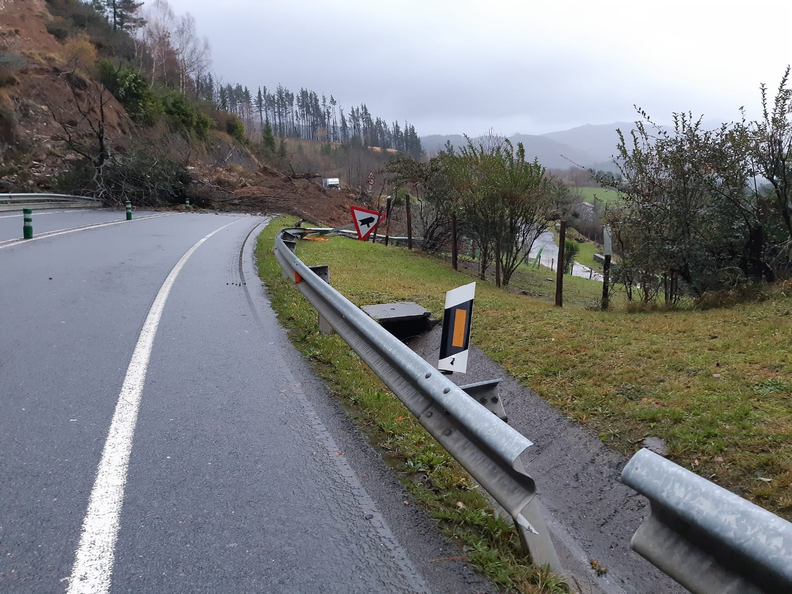 N633 errepidea itxita dago, Trabakua parean, euriteak eragindako lur jausi baten ondorioz
