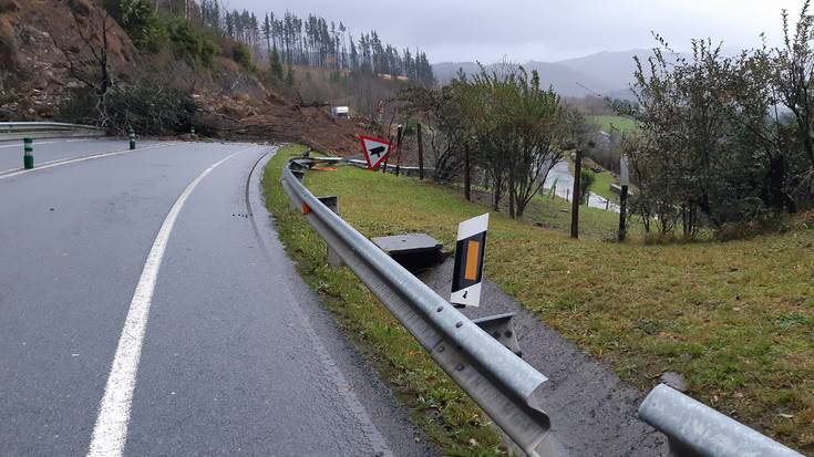 N633 errepidea itxita dago, Trabakua parean, euriteak eragindako lur jausi baten ondorioz