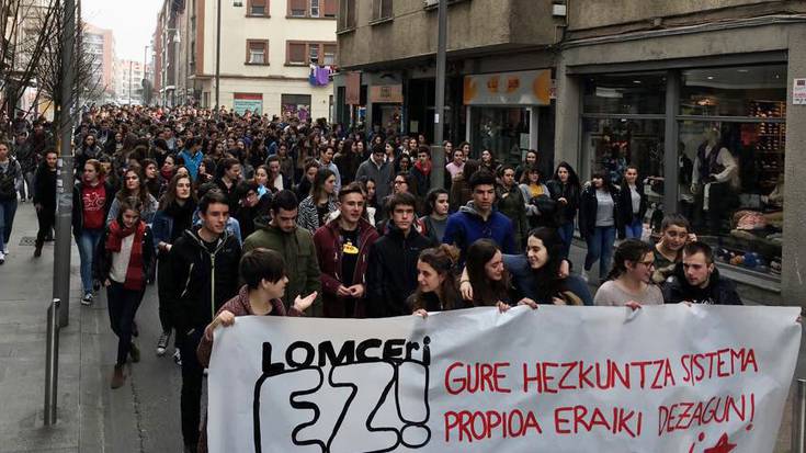 Durangaldeko 350 ikasle kalera atera dira LOMCEren aurka protesta egiteko