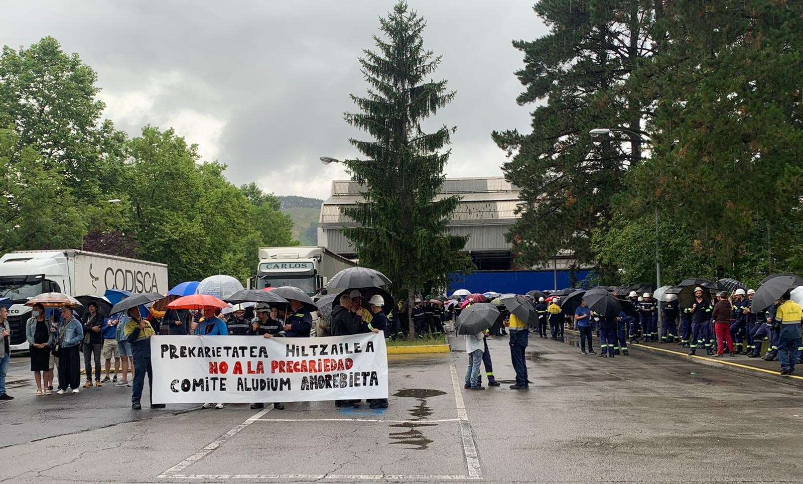 Aludiumeko beharginek lan-istripuan hildako lankidearen heriotza salatu dute
