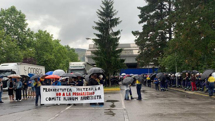 Aludiumeko beharginek lan-istripuan hildako lankidearen heriotza salatu dute