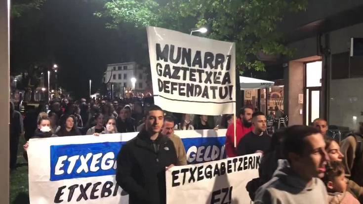 [BIDEOA] Ehunka gazte batu dira Zornotzan, gaztetxea husteko epemuga agortu bezperan