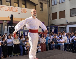 [BIDEOA]: "Emozio asko batzen duen momentua da San Fausto eguneko ohorezko aurreskua"