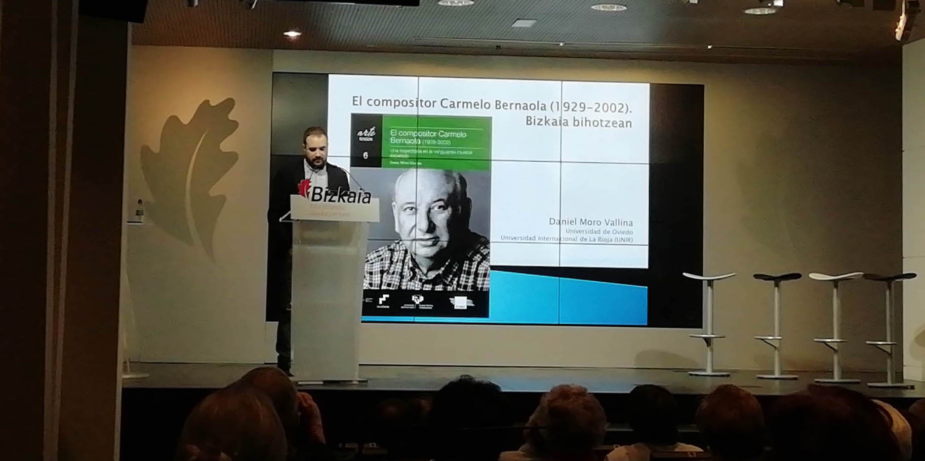 Carmelo Bernaola musikagile otxandiarraren bizitza jaso eta sormen lana aztertzen duen liburu berria aurkeztu dute