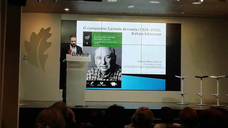 Carmelo Bernaola musikagile otxandiarraren bizitza jaso eta sormen lana aztertzen duen liburu berria aurkeztu dute