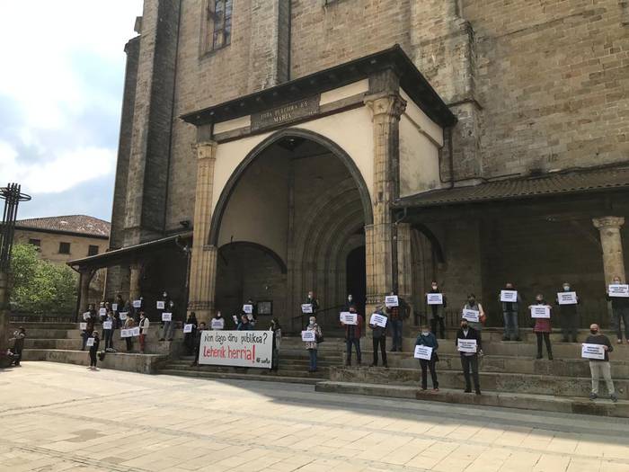 Zerbitzu publikoen eta "pandemiak kaltetutako sektoreen defentsan" mobilizazioa egin dute Elorrion