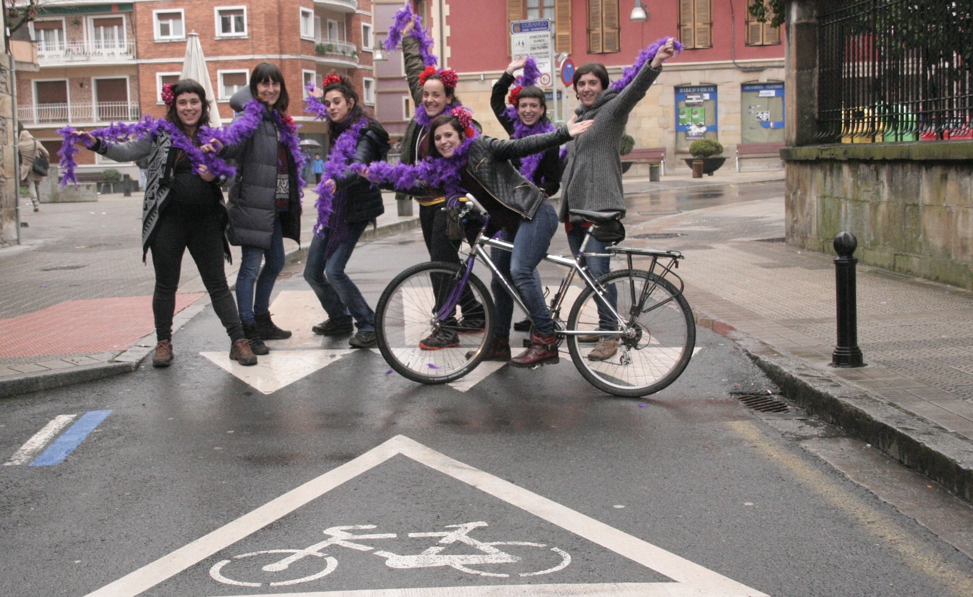 Pedalei eraginda zabalduko dute emakumeek aldarri feminista