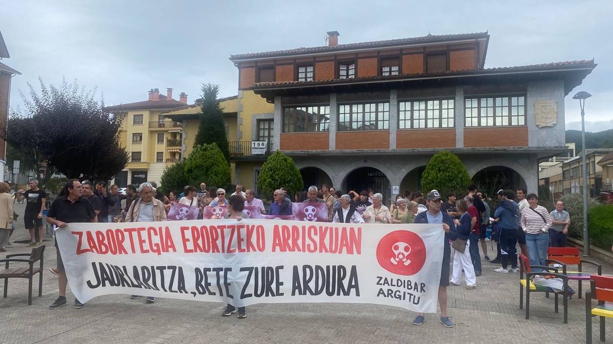 Zaldibar Argitu: “Eusko Jaurlaritzak herritarrak informatu beharko lituzke, are gehiago inguruko bizilagunen osasuna eta segurtasuna arriskuan dagoenean”