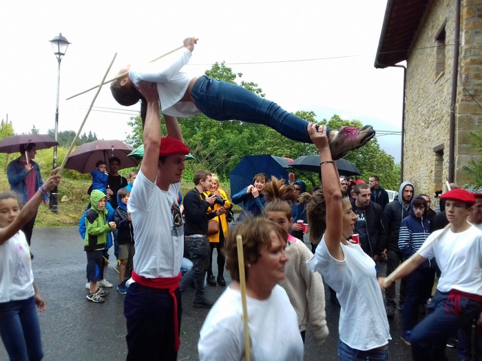 Hainbat belaunalditako auzokideek Dantzari-dantza parekidea dantzatu dute Amatzan - 9