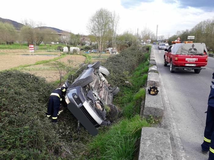 Auto bat errepidetik irten da Zornotzako sarreran