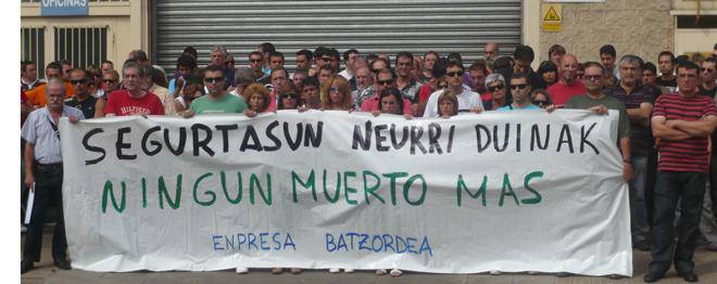 Segurtasun neurri duinak eskatzeko kontzentratu dira EKT enpresa aurrean
