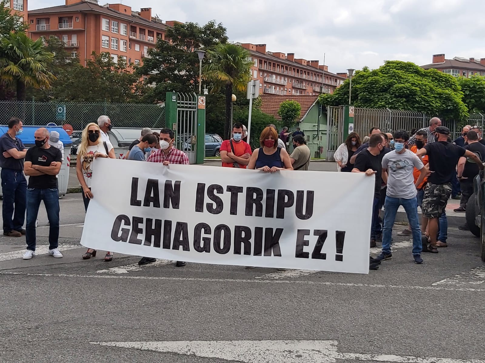Bruss enpresan gertatutako lan istripua salatu dute