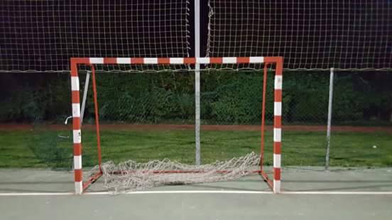 Betigol taldeko neskek futbol zelaiko ateak hautsi dizkietela salatu dute